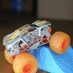 🔥 Monster Jam MAX-D Die-Cast Truck 1:64 – Orange Flame Tires  🔥