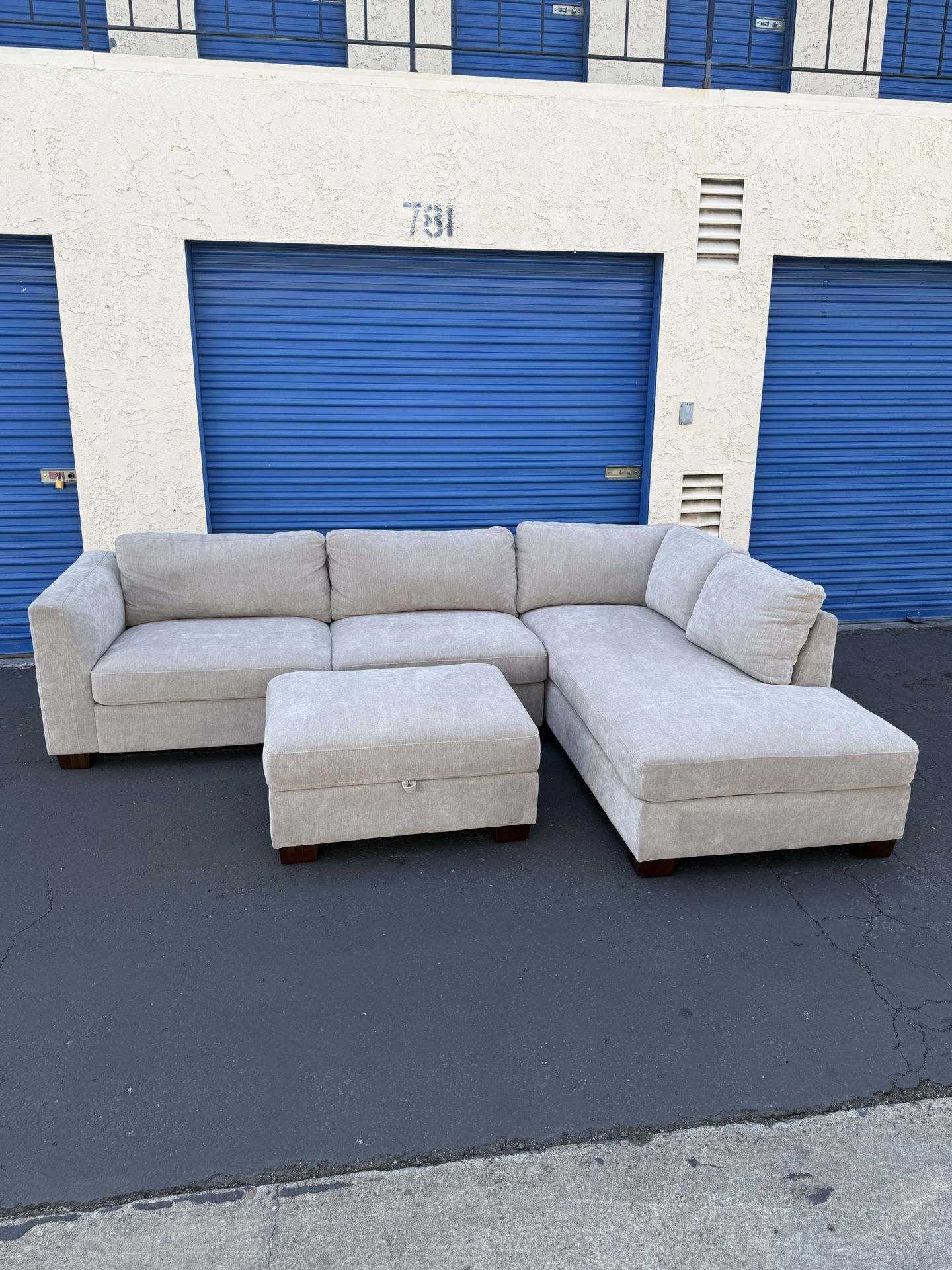Thomasville Walsen Sectional with Storage Ottoman – New