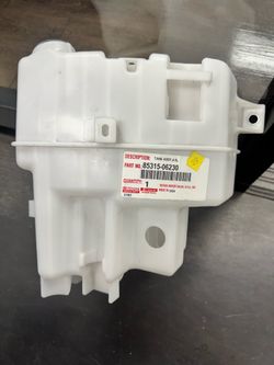Toyota OEM Washer Tank 85(contact info removed)0 4.5L Camry Avalon Reservoir NO PUMP