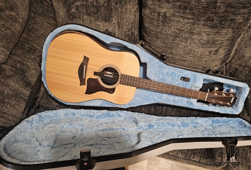 Taylor Electric Acoustic Guitar W/hardshell Gator Case