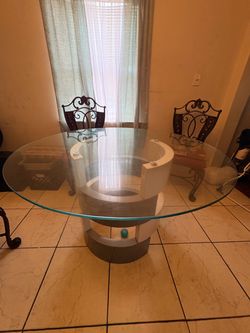 CHINTALY Imports sunny round glass dinning table