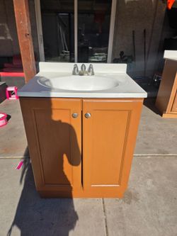 Vanity with cabinet. Lavamanos con gabinete.