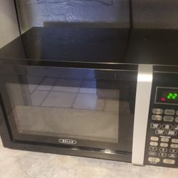 BELLA BLACK 0.9 CU FT 900-WATT MICROWAVE, STILL IN GOOD CONDITION. 