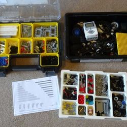 Lego Education EV3 set (45544) with rechargeable battery and Expansion set (45560)�