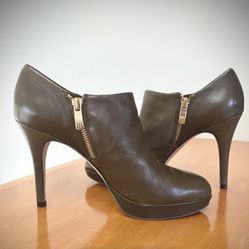 VINCE CAMUTO ELVIN NAPPA OLIVE GREEN LEATHER ANKLE BOOTIE