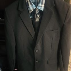 Dos Trajes Completos Size 12 De Niños  $65 Por Los Dos 