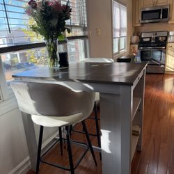 Kitchen Island / Small Dining Table – Excellent Condition