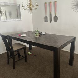 Large Table With Center Leaf And 6 Chairs 