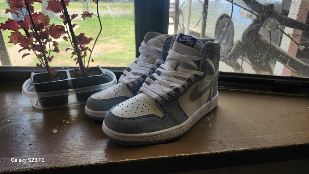 Jordan 1 Retro High OG Hyper Royal Smoke Grey