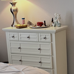 Wooden dresser / chest with 4 drawers