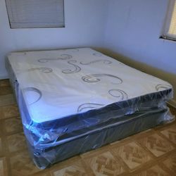 NEW QUEEN-SIZE MATTRESS AND BOX SPRING 💤