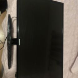 The image shows a Samsung 32-inch Class Crystal UHD Smart TV.