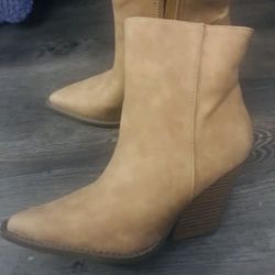 Ladies Boots New    Size 9