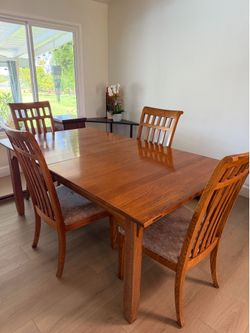 Dining Room Table & Chairs