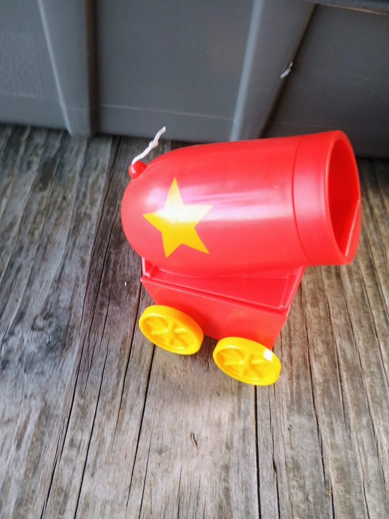 2000 DreamWorks Chicken Run Rocky's Rooster Booster Cannon Burger King Toy Vintage