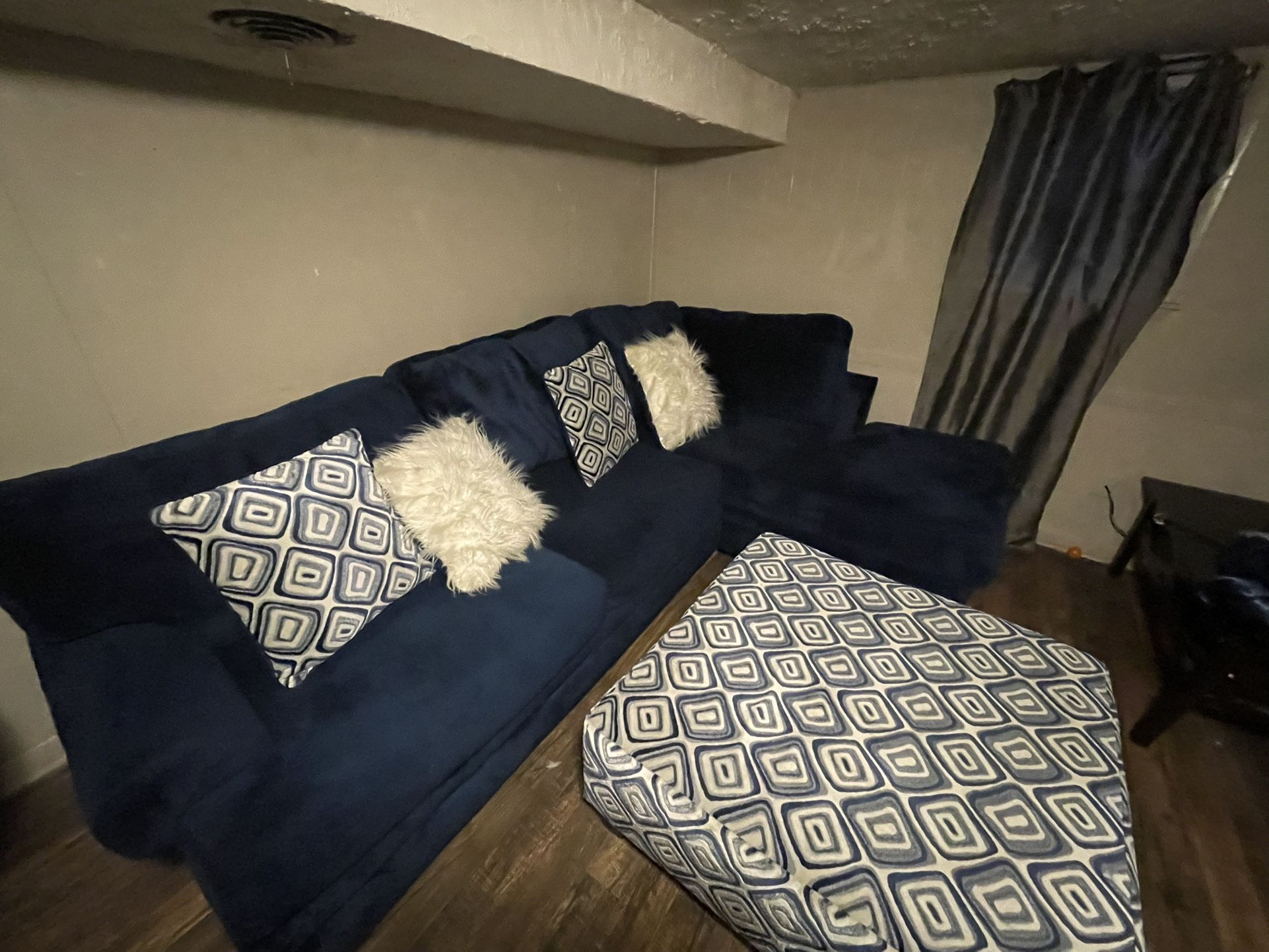 Used Couch In Good Condition Have 2 Pick Up Ready 2 Sell