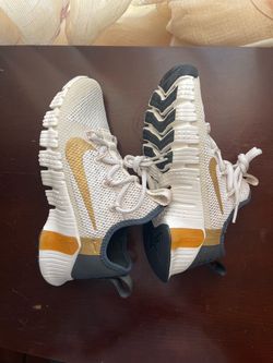 Nike women’s sneaker( Size 6)