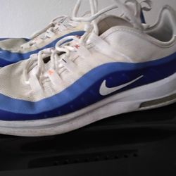 Nike Air Max Axis Sneakers