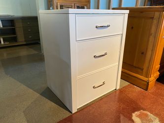 UNIVERSAL BROADMOORE White Odessa Vanity