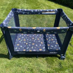 Graco Pack 'n Play Portable Playard with Locking Wheels, Carrying Bag, with bassinet. 