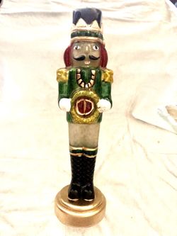 NiB LED GREEN NUTCRACKER WITH GOLD BASE