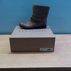 Coconuts  boots  