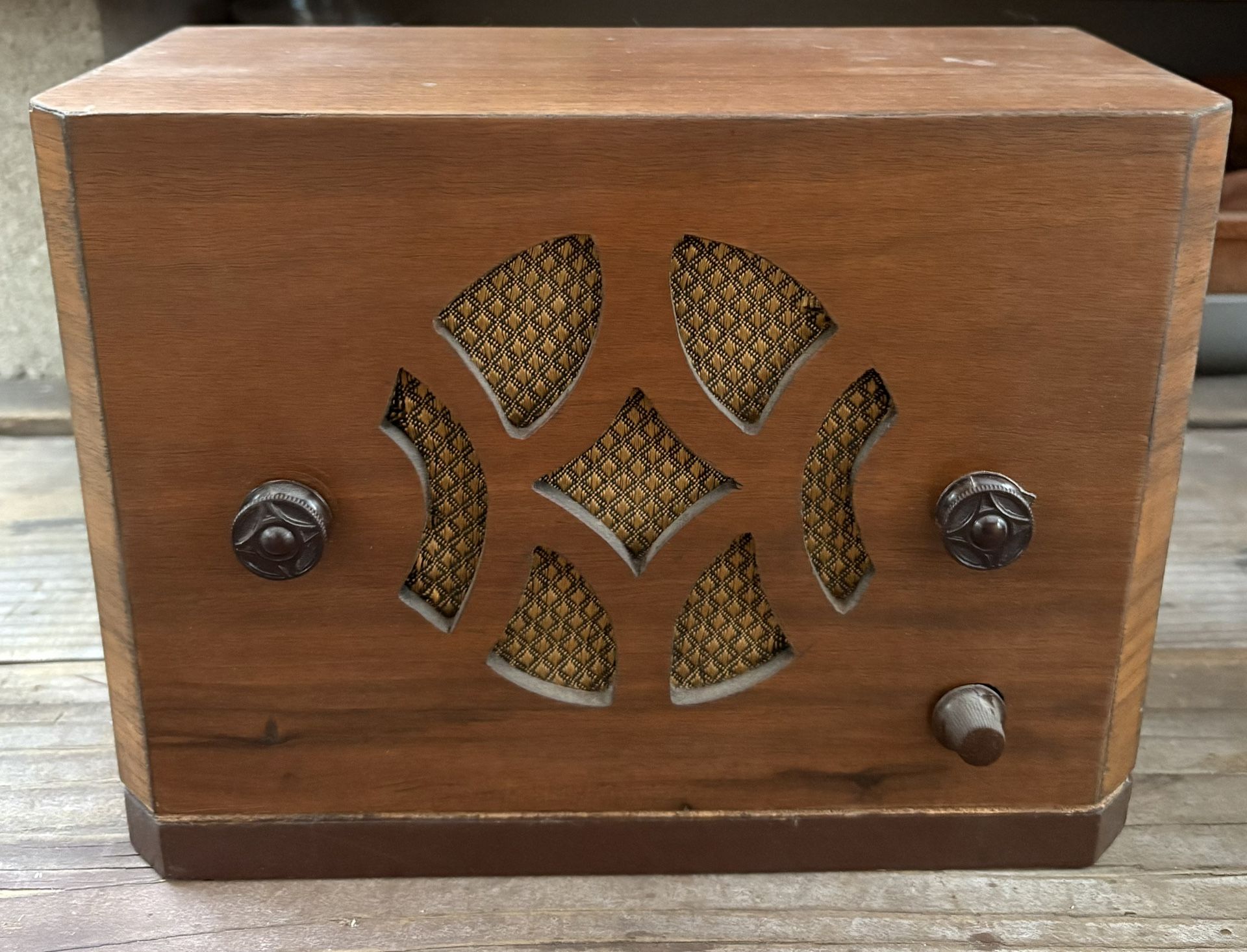 Vintage 1930's Radio Receiver