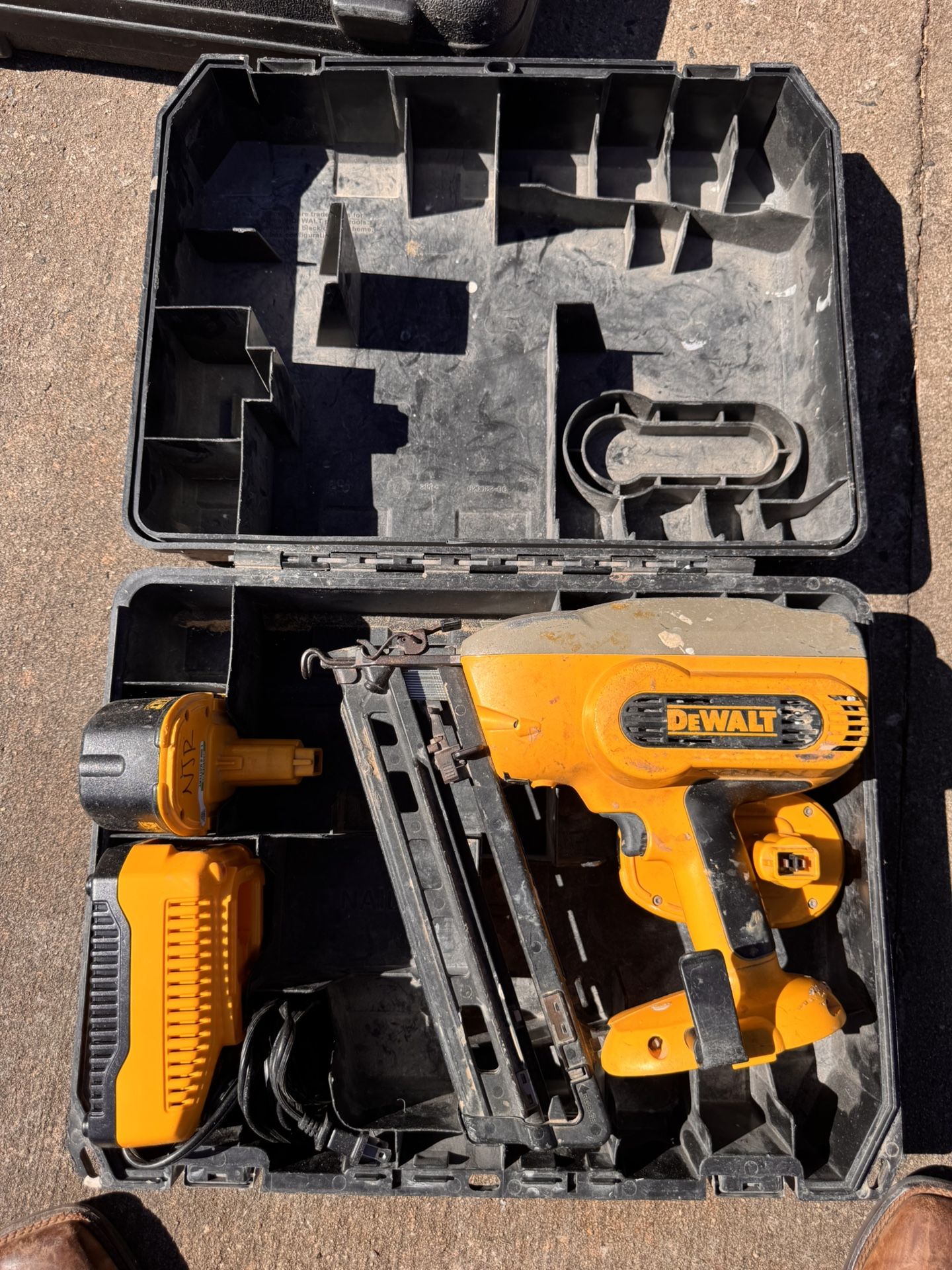 DeWalt 18V Cordless Brad Nailer Kit (with Case, Charger, and Battery) 