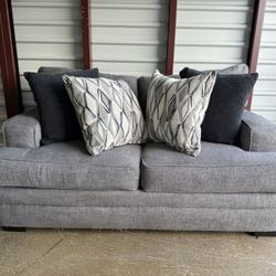 Gray Walter-E-Smithe Lovesest! ***Free CurbSide Delivery***