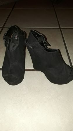 Black wedges