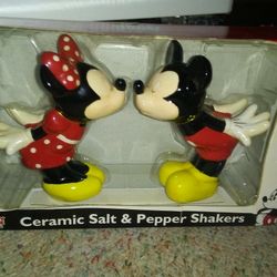 Mickey & Minnie Mouse Salt & Pepper Shakers! Brand New!