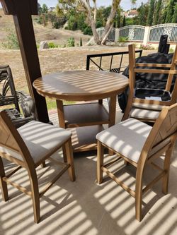 Round dining table for 4