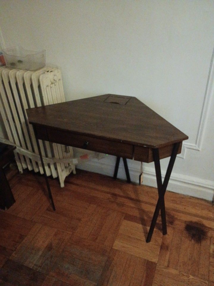 Tainoki Charging Desk | in Good Condition