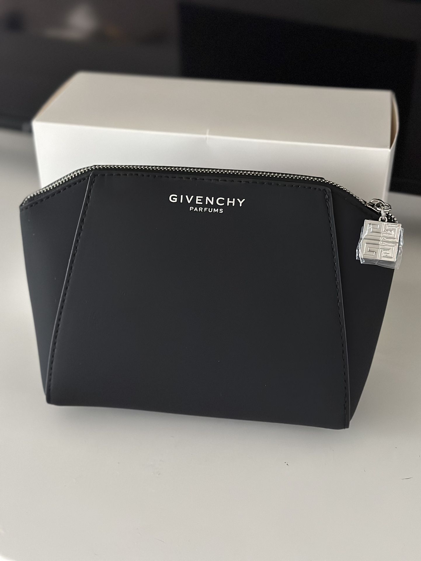 Mange Descent fødselsdag Givenchy Parfums Toiletry Logo Cosmetic Bag for Sale in Costa Mesa, CA -  OfferUp