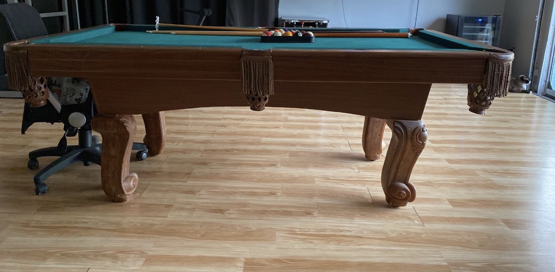 Pool Table With Rack And 5 Pool Sticks. 7ft. Mizerak Brand
