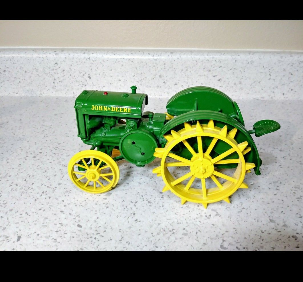 John Deere Ertl tractor 1/16 scale