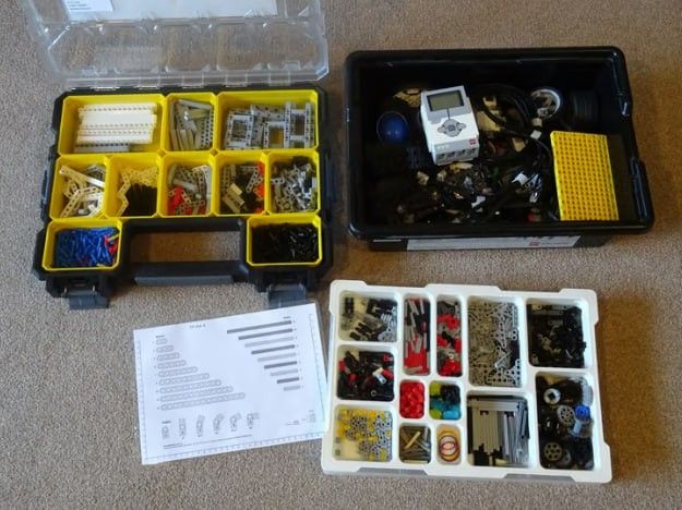 Lego Education EV3 set (45544) with rechargeable battery and Expansion set (45560)�