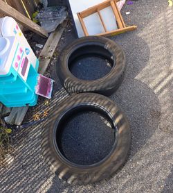 Set of 2 Used lionhart Car Tires