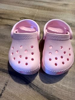 Baby girl pink crocs 4 c