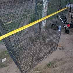 PRETTY BIG SIZE METAL BIRD CAGE IN GOOD CONDITION 👍..SE HABLA ESPANOL. CHECK OUT MY PAGE FOR MORE..