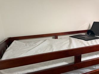 Twin bunk bed