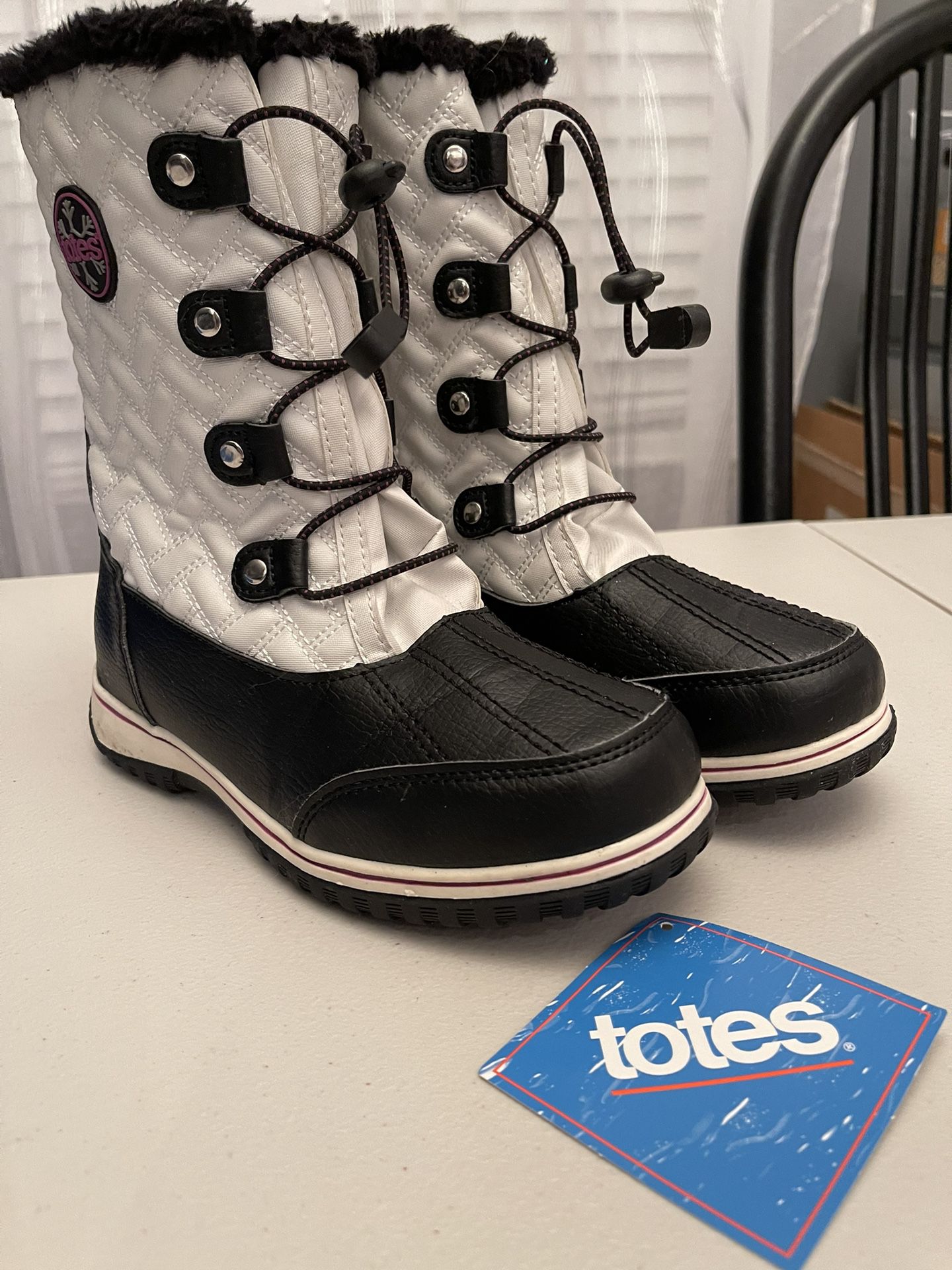 $25 New with tags Totes Snow Boots big kids size 5M Pickup Hazlet NJ