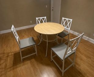 Dining table + 4 chairs