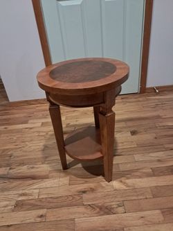 Very Nice Strong Wood Round Top Table For Sale 