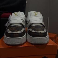 LV Trainers size 7.5 US 40Eur