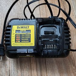 DeWALT Fast Charger 6 Amp (DCB1106) – 12V/20V