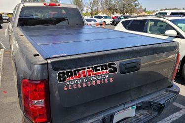 Tonneau Cover Flush Hard Bed Cover Tri-Fold Gloss Finish  Bakflip G2 Tapaderas Al Raz 