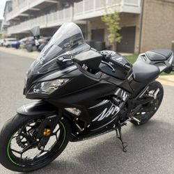 2017 Kawasaki Ninja – 550 miles – Perfect Condition