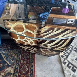 Giraffe Design End Table