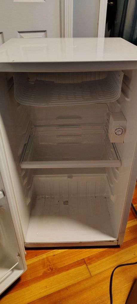 Magic Chef Mini Fridge 20.5x19x33
